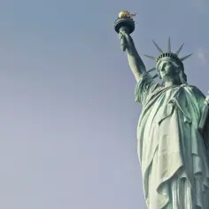Statua Wolności na tle błękitnego nieba.