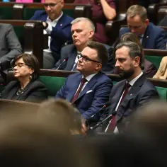 Kto przewodniczy obradom Sejmu i Senatu? Kluczowe informacje o marszałkach