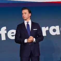 Czy konfederacja popiera pis? Zaskakujące fakty o ich relacji